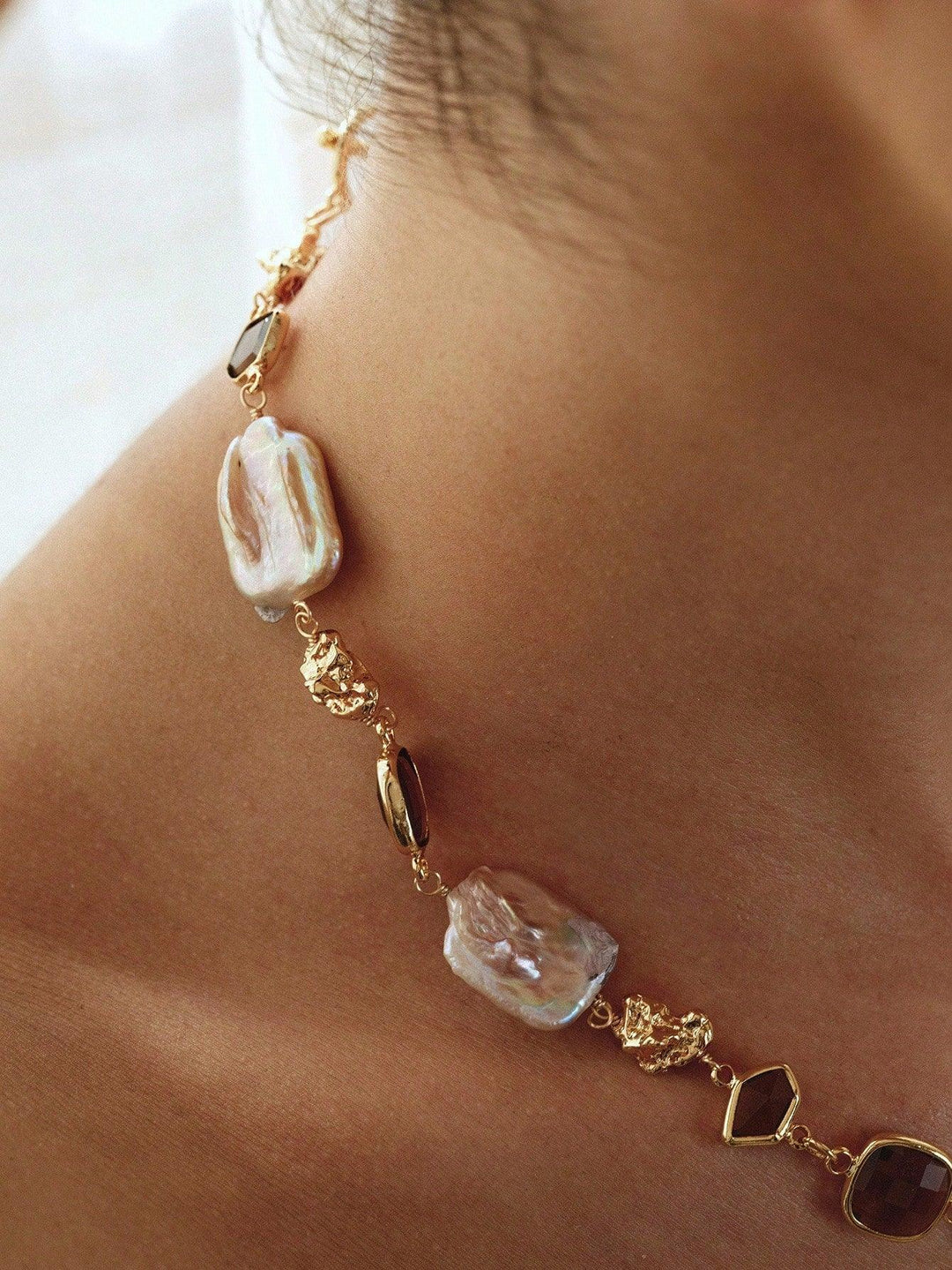 Asymmetrical Faux Pearl Necklace With Gold Finish Glam