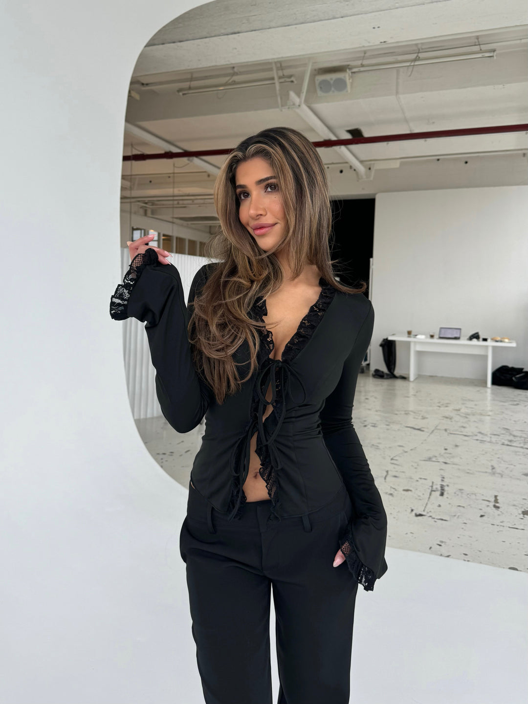 Trim lace basic top - black