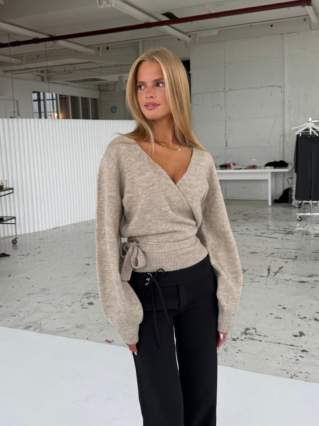 Buckle low waist trousers - black