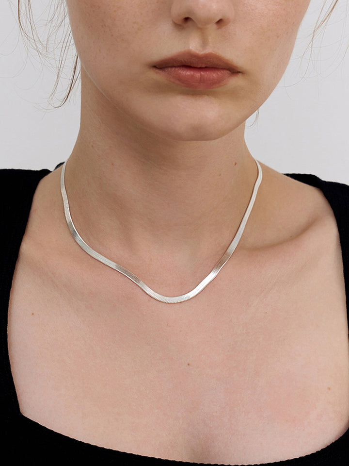 Sleek Curve Necklace