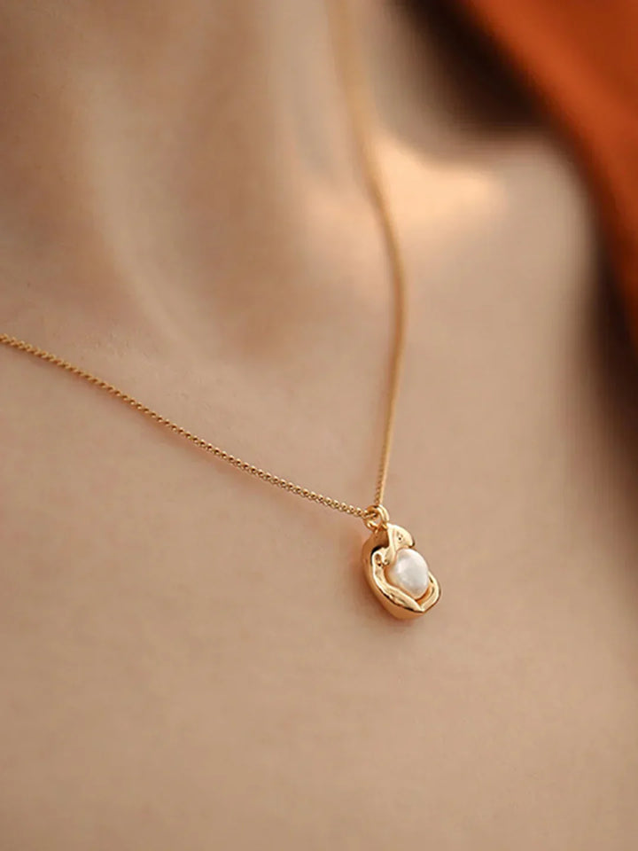 Minimal Pearl Drop Necklace
