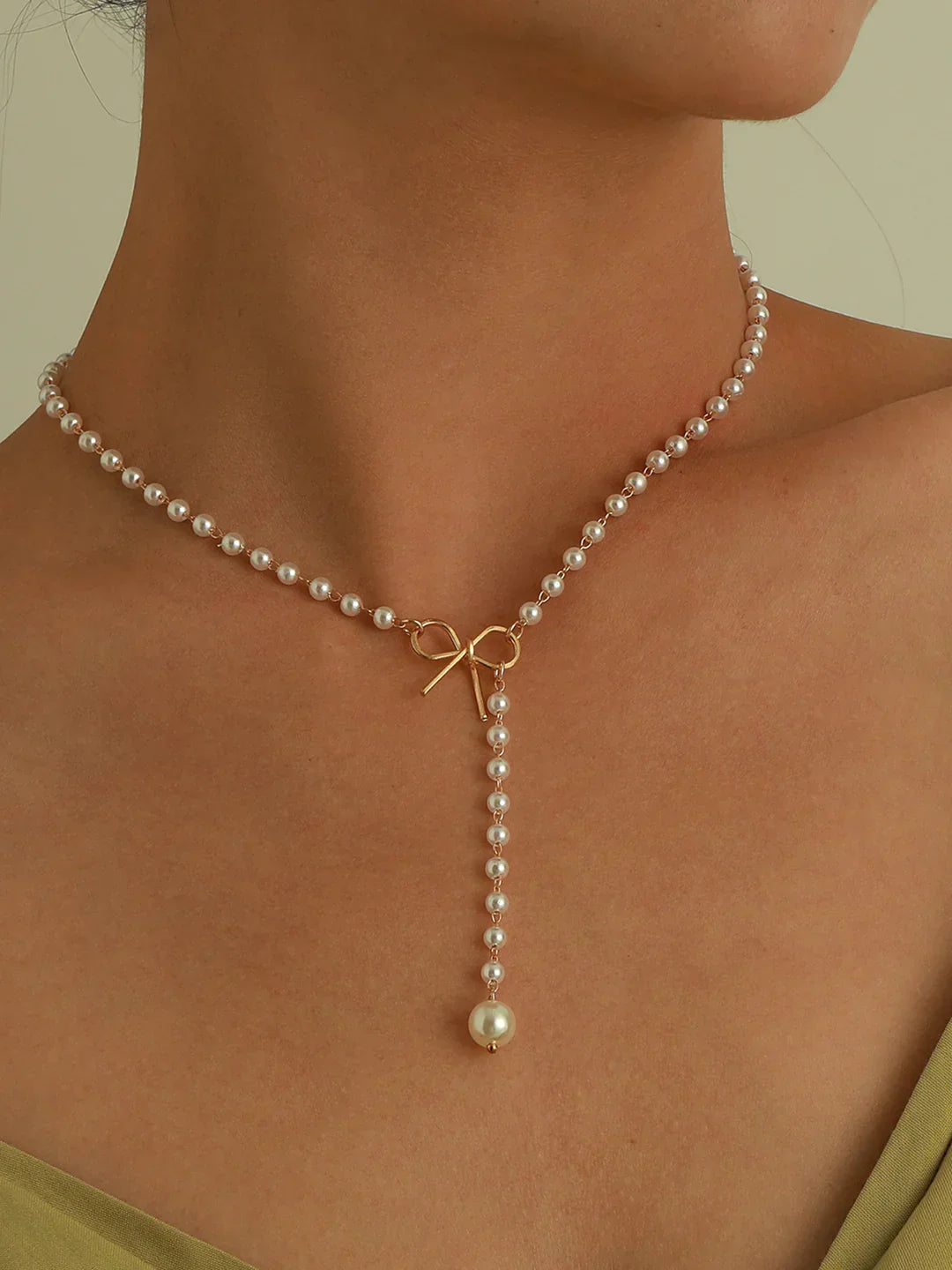 Elegant Bow and Pearl Pendant Necklace